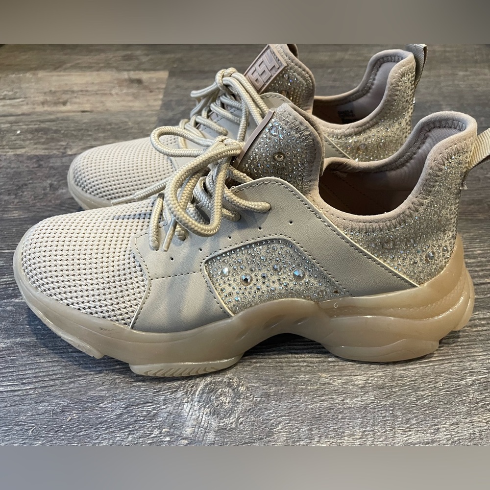 Beige Steve Madden Womans Maxima Sneaker Sise 9